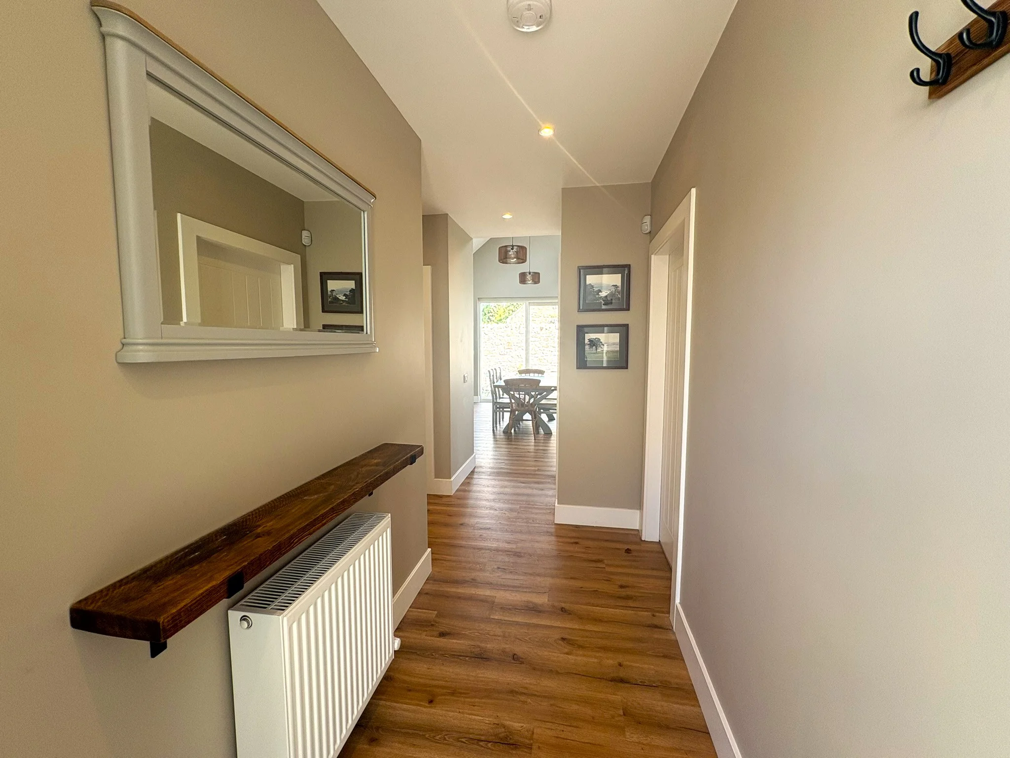 Saorla, Hall