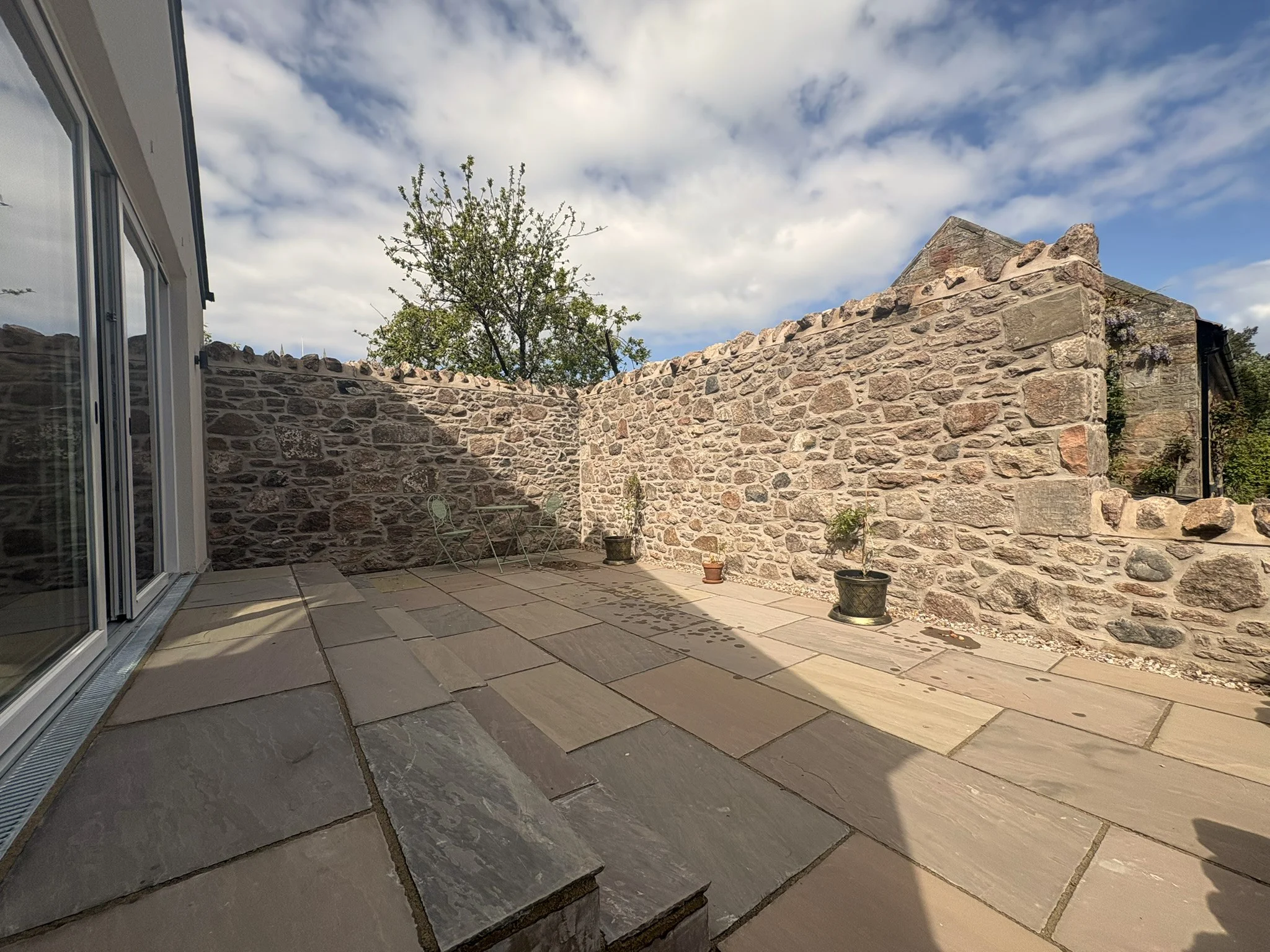 Saorla, Patio